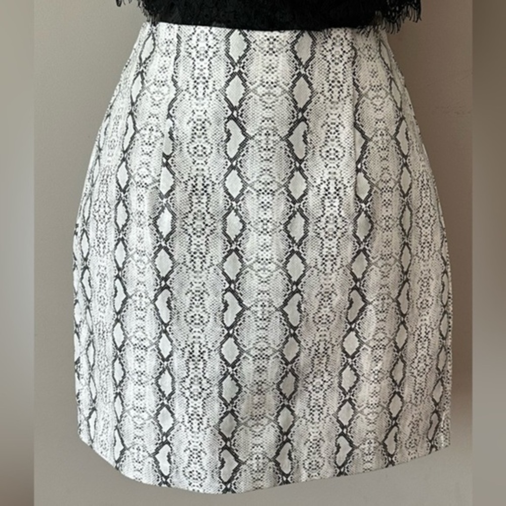 🔴NWOT Entro snake skin skirt fully lined SIZE small
